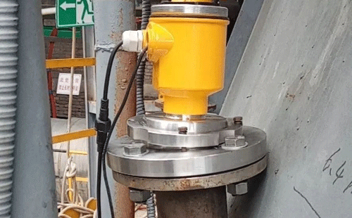安装在氢氧化镁蓄水罐上的80G雷达物位计 安装在氢氧化镁蓄水罐上的80G雷达物位计